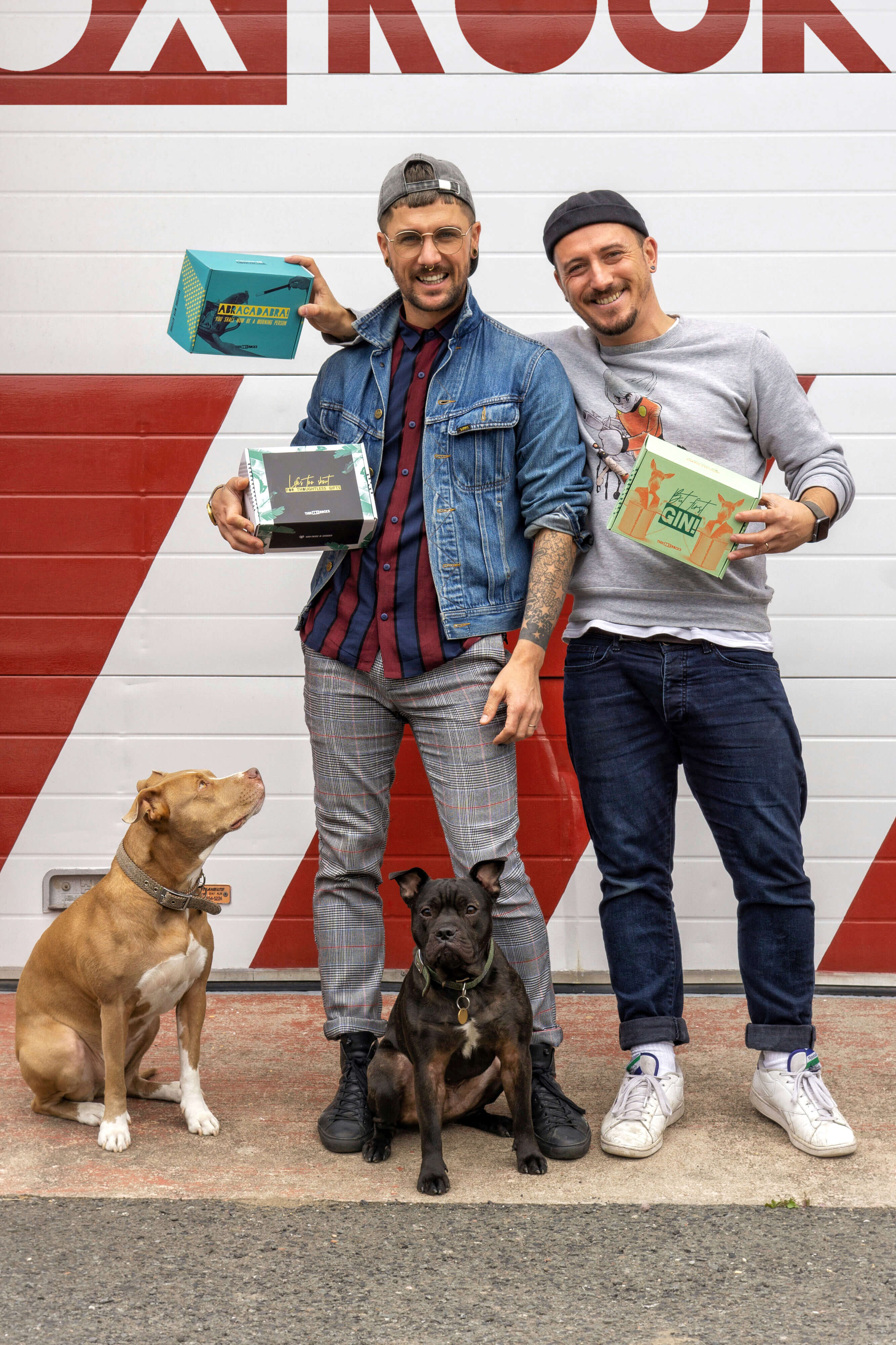 Due uomini in possesso di scatole di cartone stampate packhelp